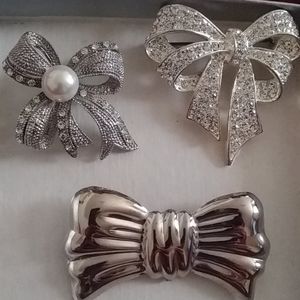 Assorted bow pins